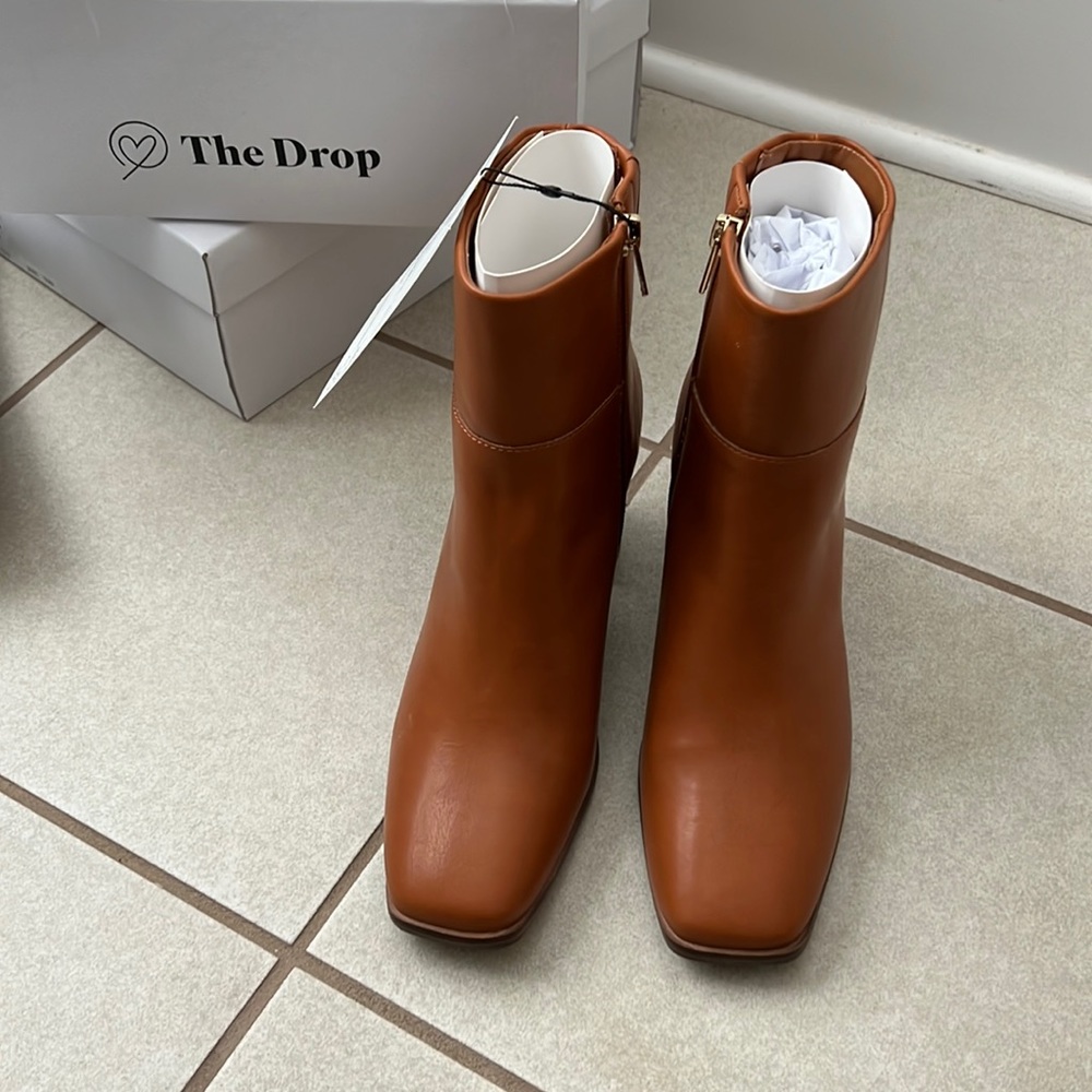 Women’s brown leather boots, size 7. Amazon the Drop.